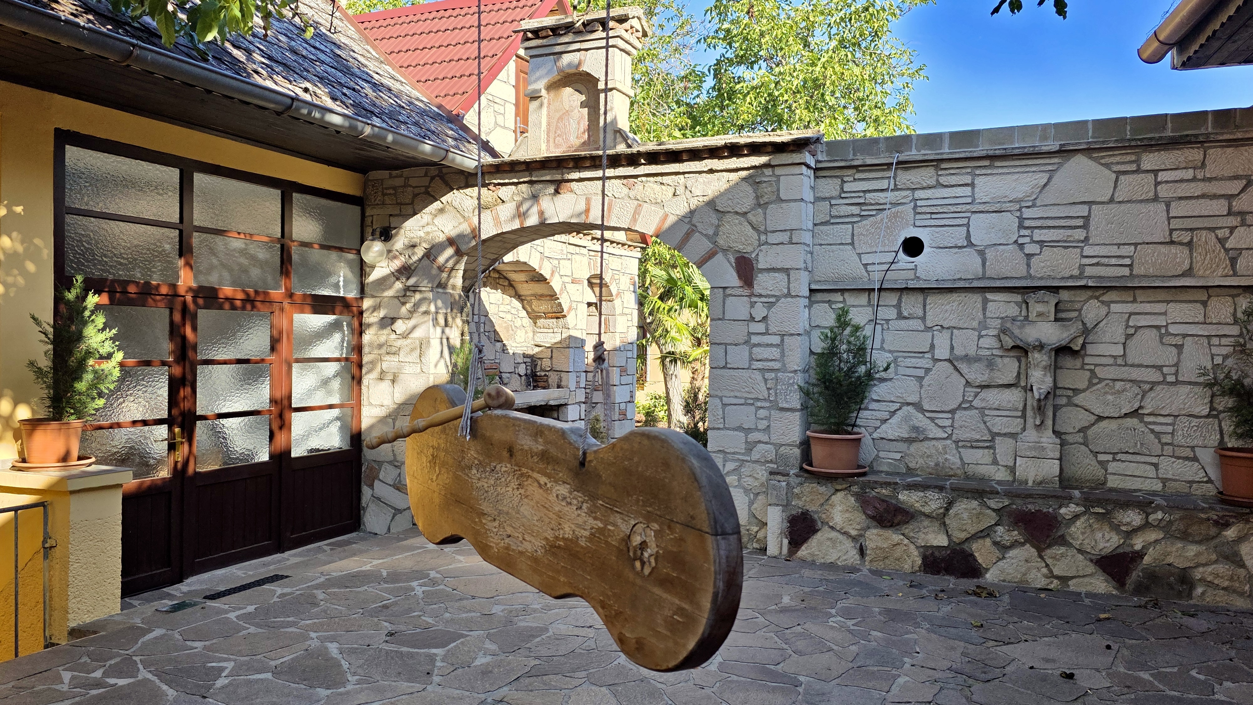 Ἀπόδοση τῆς Ἑορτῆς τῆς Κοιμήσεως τῆς Θεοτόκου καὶ Ἀρχιερατικὴ Θεία Λειτουργία στὴν Ἱερὰ Μονὴ Ἁγίας Σκέπης καὶ Ἁγίου Παϊσίου στὸ Sankt Andrä am Zicksee.