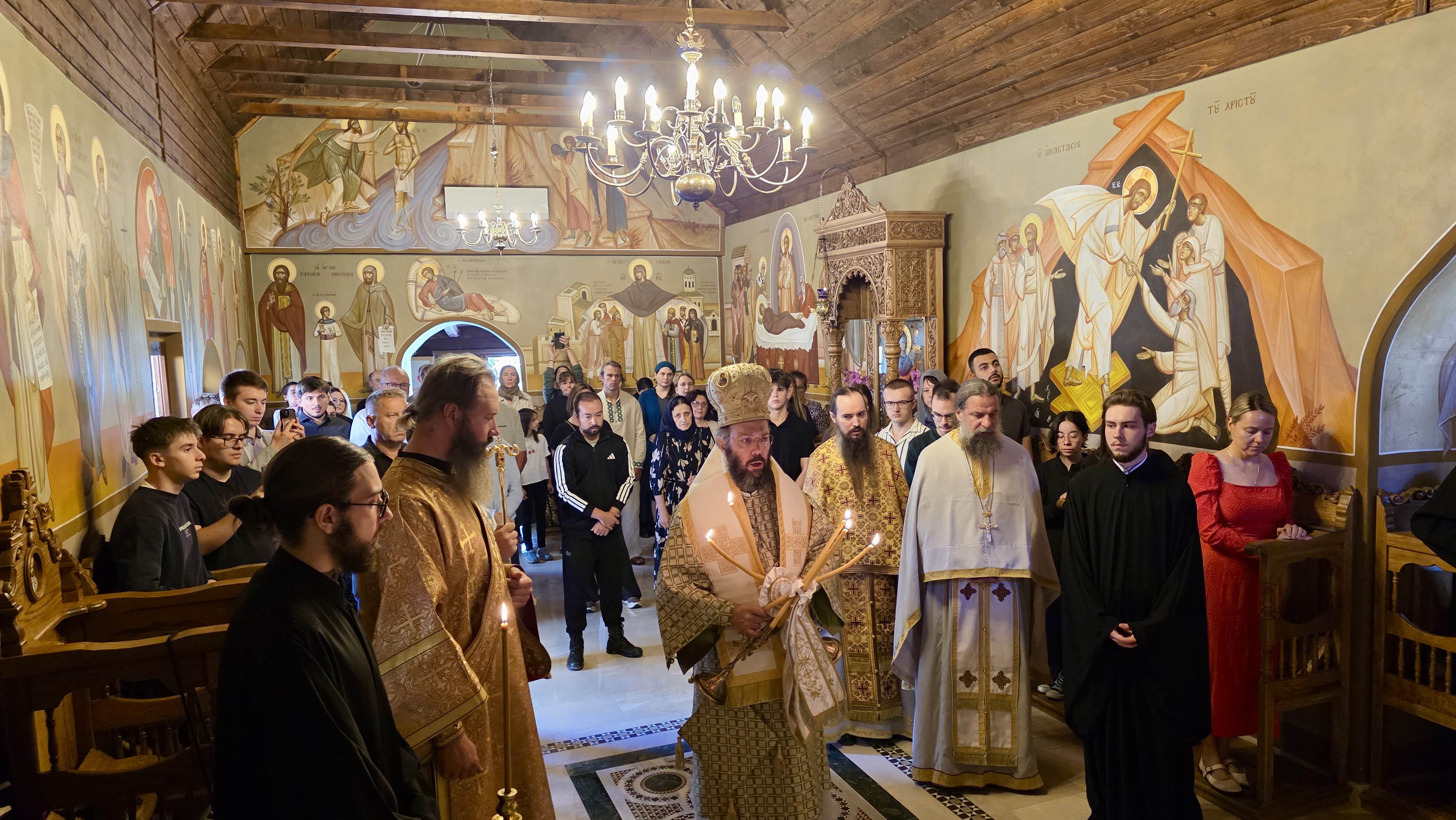 Ἀπόδοση τῆς Ἑορτῆς τῆς Κοιμήσεως τῆς Θεοτόκου καὶ Ἀρχιερατικὴ Θεία Λειτουργία στὴν Ἱερὰ Μονὴ Ἁγίας Σκέπης καὶ Ἁγίου Παϊσίου στὸ Sankt Andrä am Zicksee.