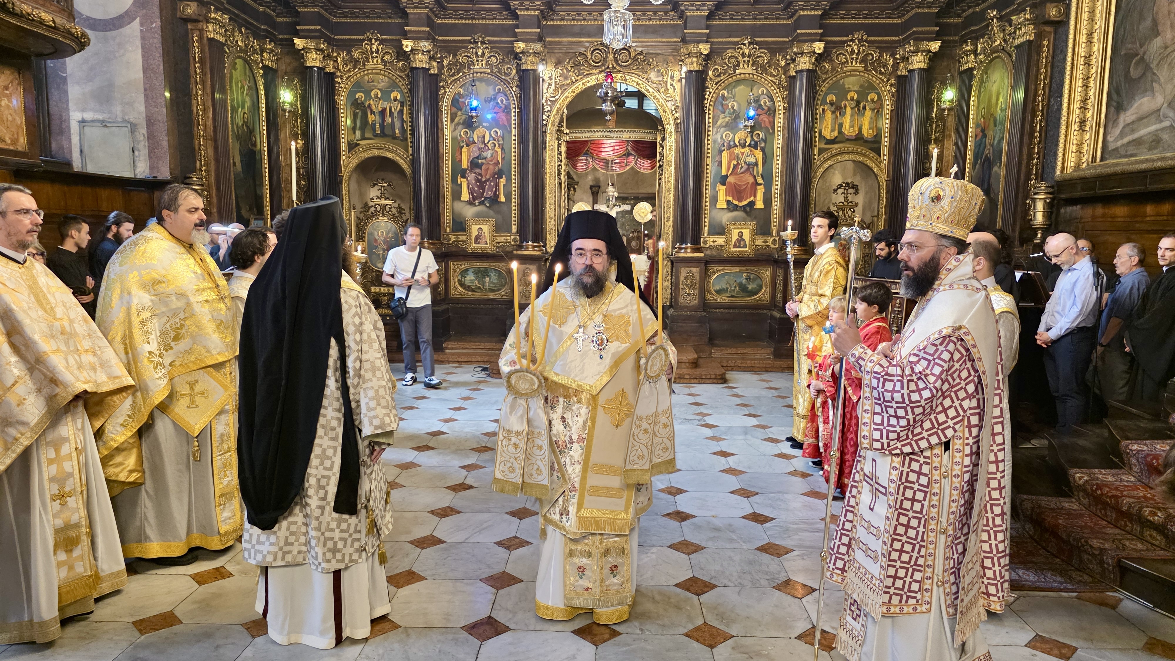 Τρισαρχιερατικὴ Θεία Λειτουργία στὸν Ἱερὸ Καθεδρικὸ Ναὸ Ἁγίας Τριάδος Βιέννης