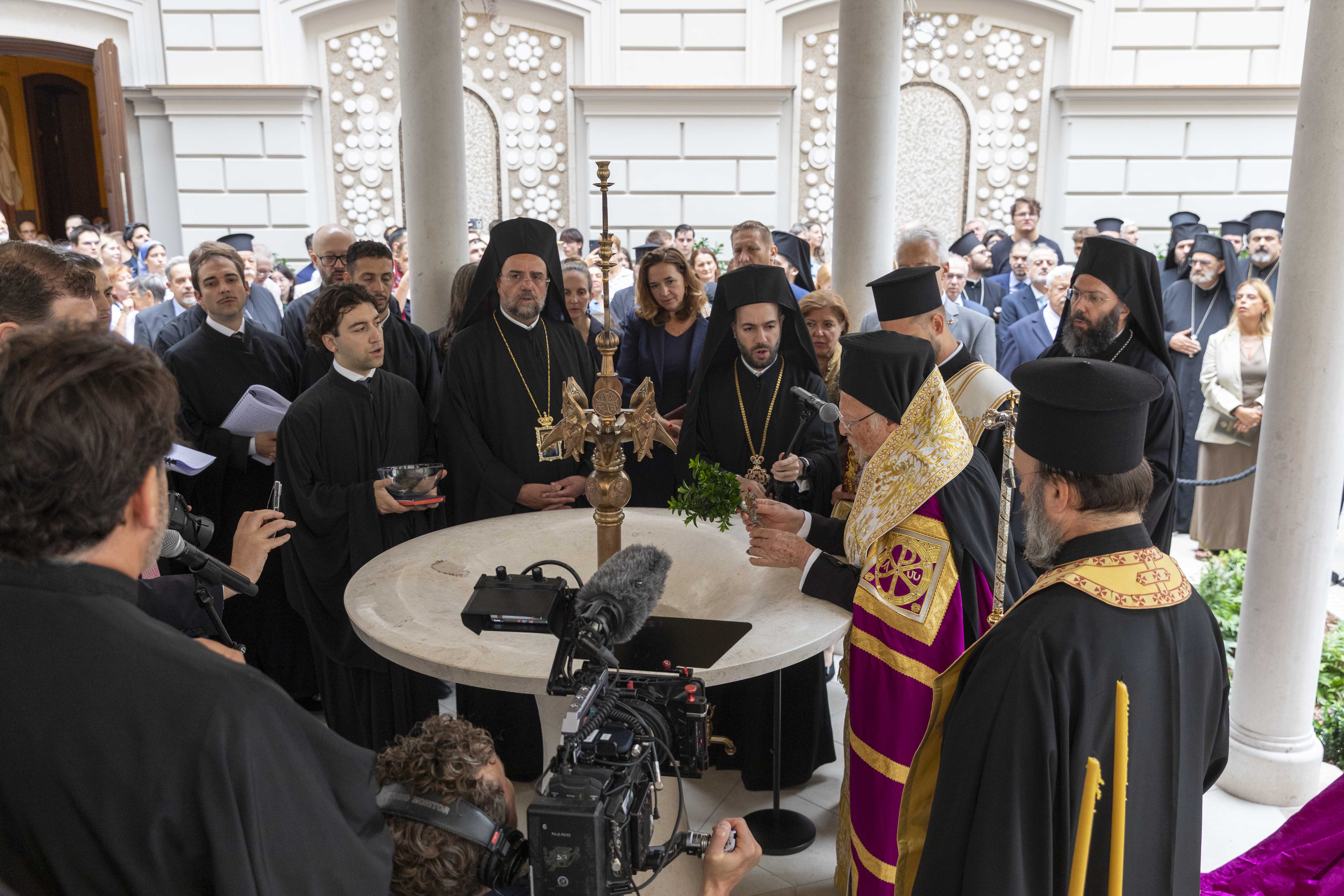Θυρανοίξια τοῦ Ἱεροῦ Ναοῦ Τριῶν Ἱεραρχῶν καὶ Ἐγκαίνια τοῦ Ὀρθοδόξου Κέντρου Διαλόγου «Fanarion» στὴ Βουδαπέστη ἀπὸ τὴν Α.Θ.Π. τὸν Οἰκουμενικὸ Πατριάρχη κ.κ. Βαρθολομαῖο