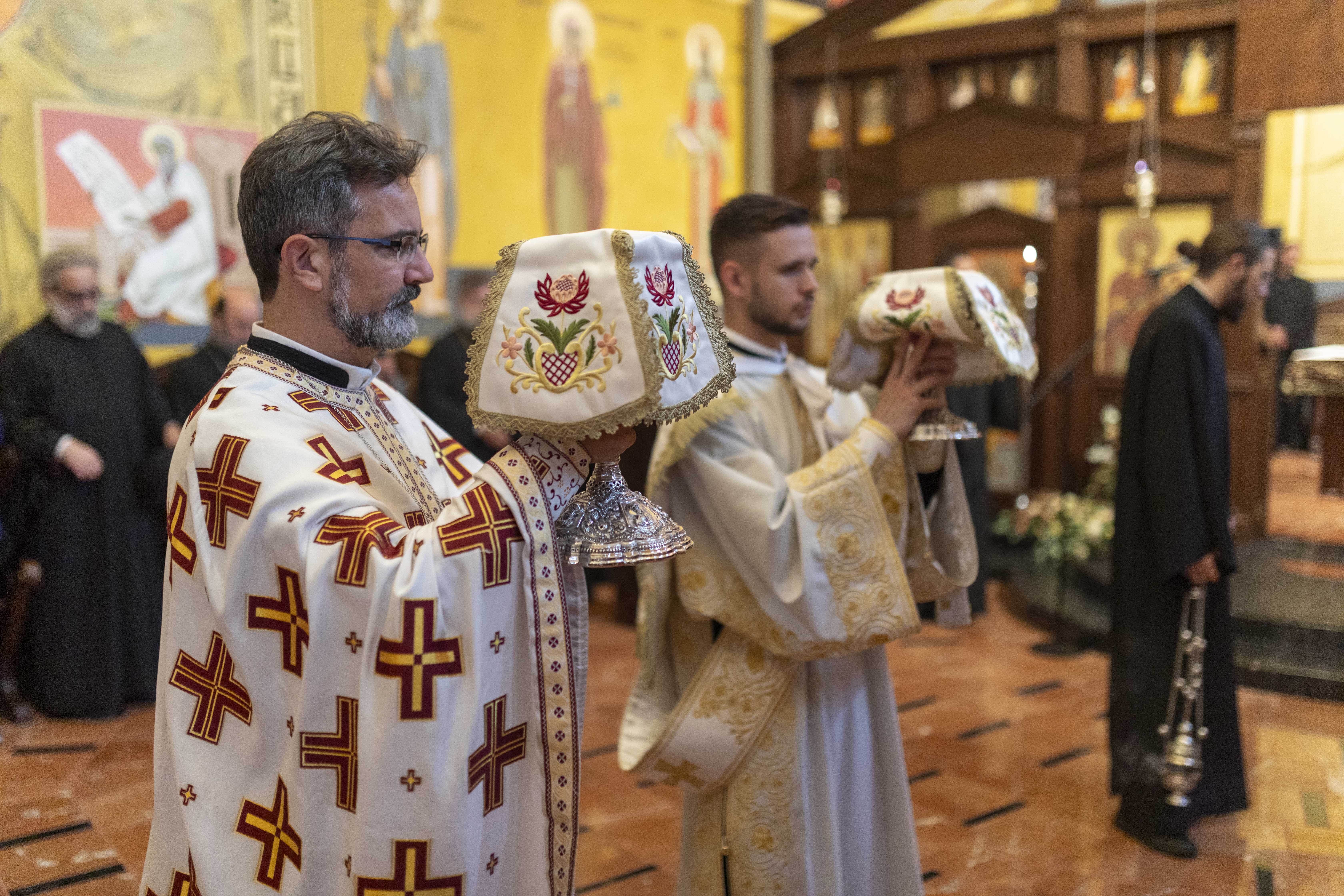 Ἀρχιερατικὴ Χοροστασία τοῦ Σεβασμιωτάτου Μητροπολίτου Γέροντος Χαλκηδόνος κ. Ἐμμανουὴλ στὸν Ἱερὸ Ναὸ τῶν Ἁγίων Τριῶν Ἱεραρχῶν στὴ Βουδαπέστη