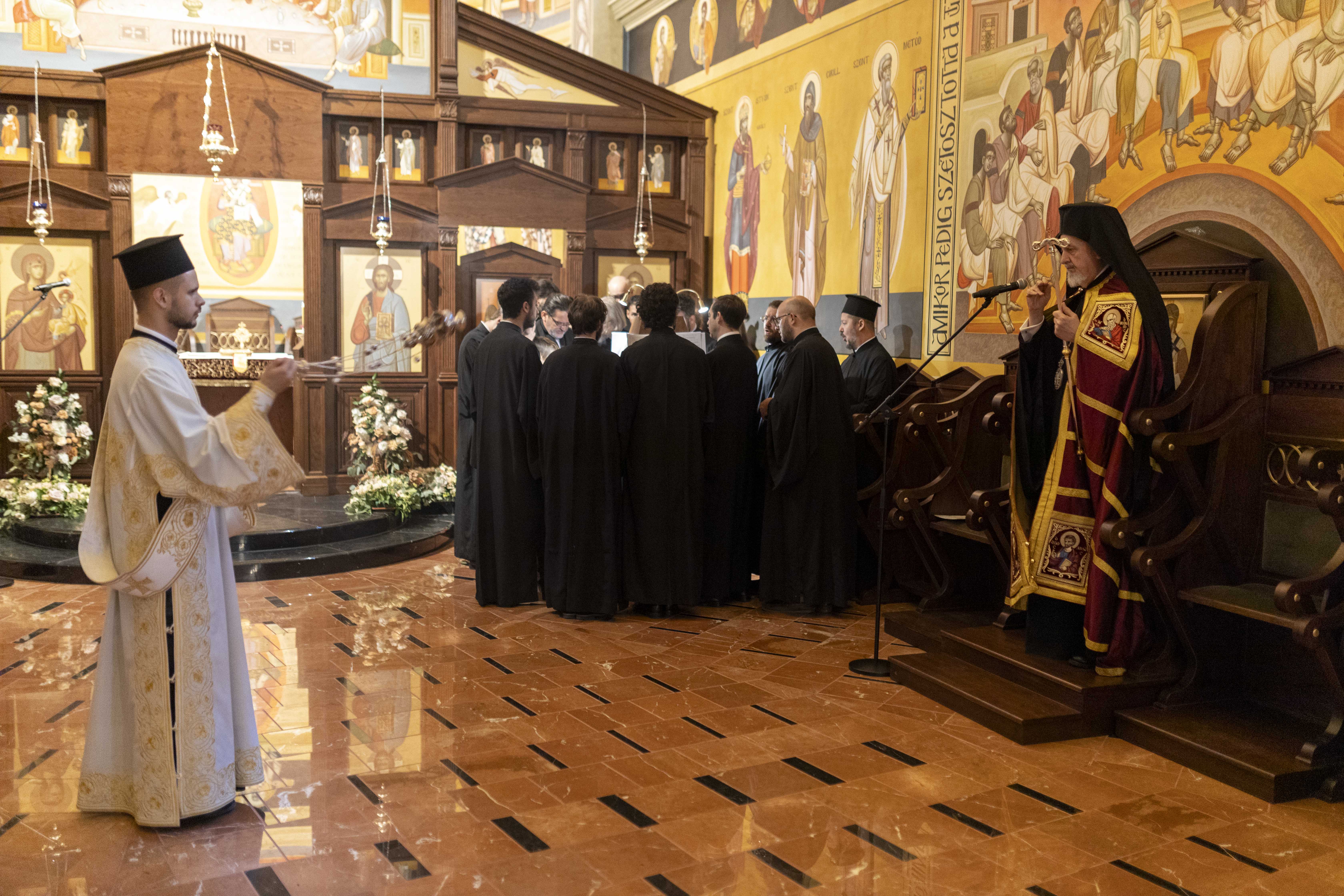 Ἀρχιερατικὴ Χοροστασία τοῦ Σεβασμιωτάτου Μητροπολίτου Γέροντος Χαλκηδόνος κ. Ἐμμανουὴλ στὸν Ἱερὸ Ναὸ τῶν Ἁγίων Τριῶν Ἱεραρχῶν στὴ Βουδαπέστη