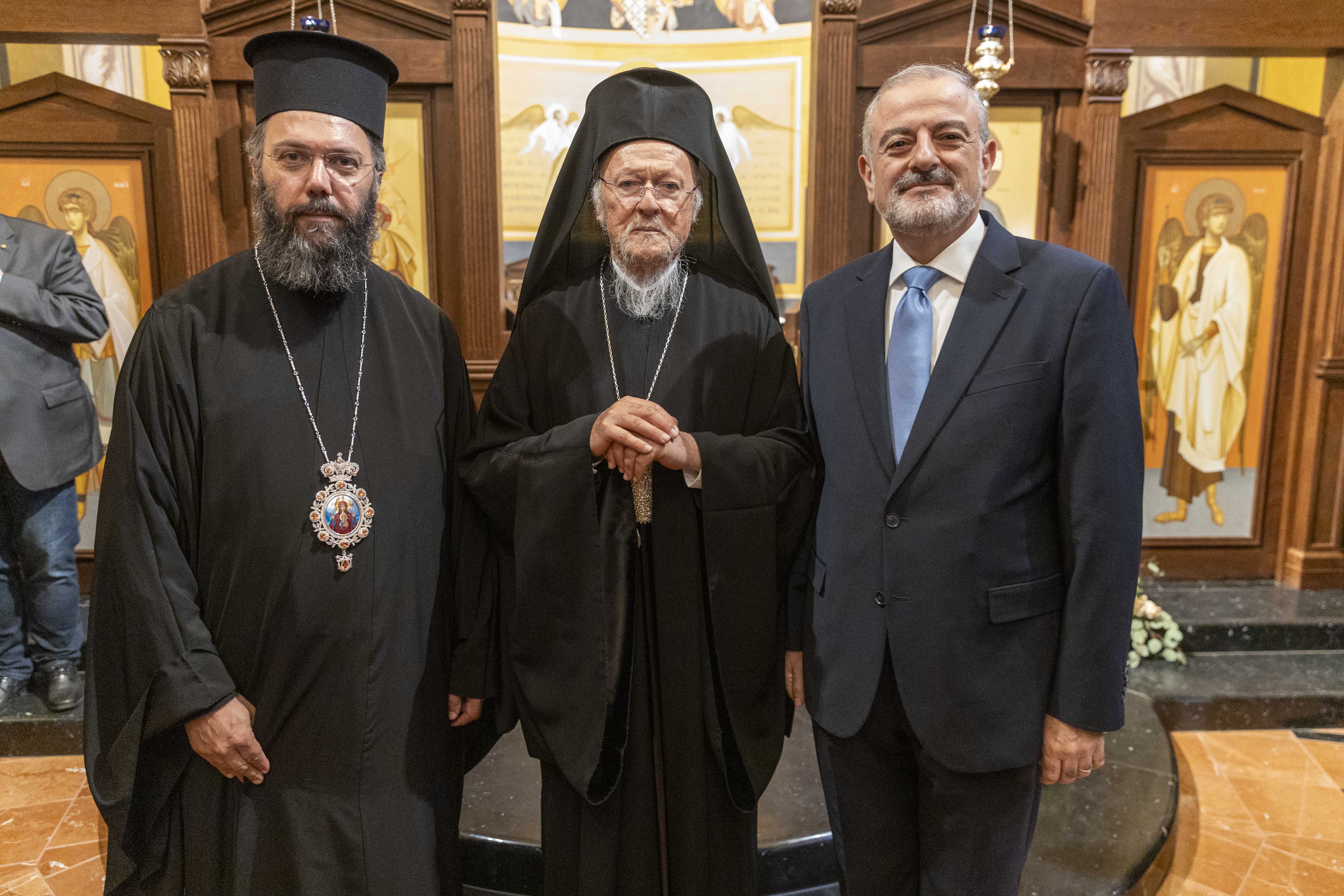 Ἀρχιερατικὴ Χοροστασία τοῦ Σεβασμιωτάτου Μητροπολίτου Γέροντος Χαλκηδόνος κ. Ἐμμανουὴλ στὸν Ἱερὸ Ναὸ τῶν Ἁγίων Τριῶν Ἱεραρχῶν στὴ Βουδαπέστη