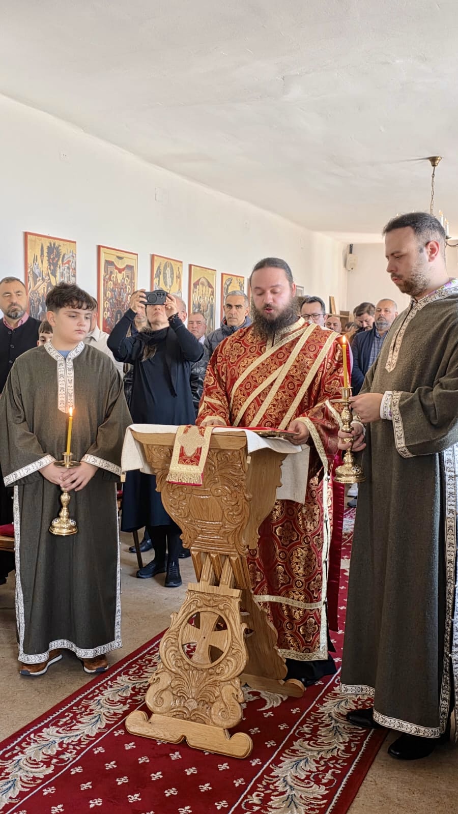 Erzbischöfliche Göttliche Liturgie zum Patronatsfest der Pfarrgemeinde der heiligen Paraskeva von Epivates in Wiener Neustadt